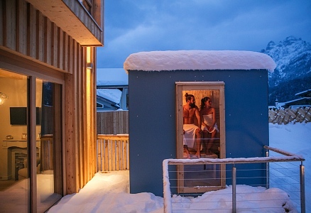 Sauna Cube direkt vor der Ferienwohnung in Tirol