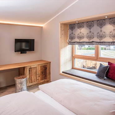 Alpegg Chalets Besser als jedes Hotel in Waidring Schlafzimmer mit Windowseat